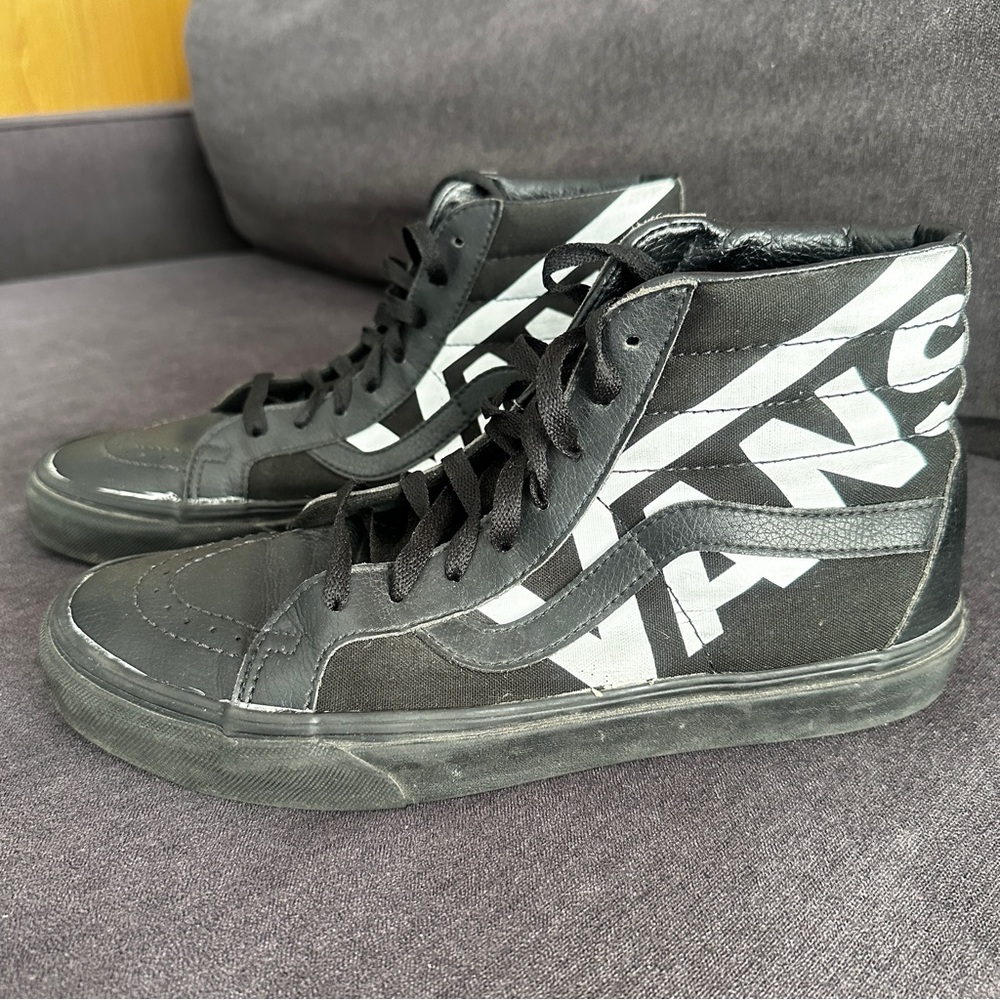 VANS MEN'S BLACK & WHITE CLASSIC SKATE SIZE 8 HI-TOP SNEAKERS